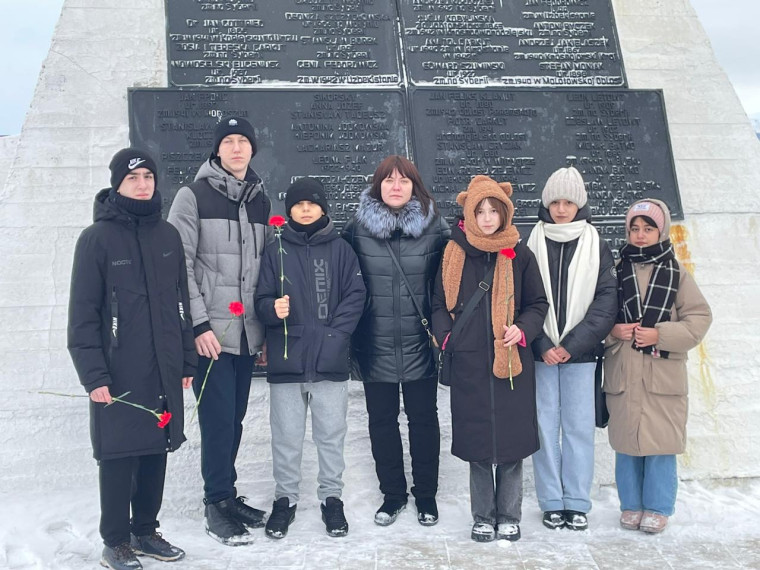 Восьмиклассники возложили цветы у мемориала "Норильская голгофа".
